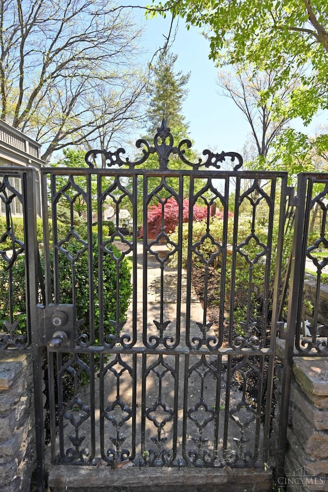 1 Beech Crest Ln, Cincinnati, OH 45206 - view of gate