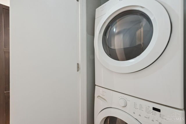 1406 Republic St Unit 102, Cincinnati, OH 45202 - laundry area with stacked washer / drying machine