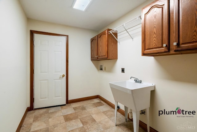 378 Natalie Ln, Turtle Creek Twp, OH 45036 - clothes washing area featuring cabinet space, hookup for a washing machine, and baseboards