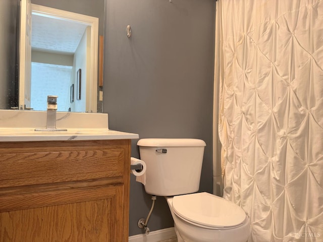 232 Choctaw Cir, Franklin, OH 45005 - full bath with toilet, vanity, baseboards, and a shower with curtain