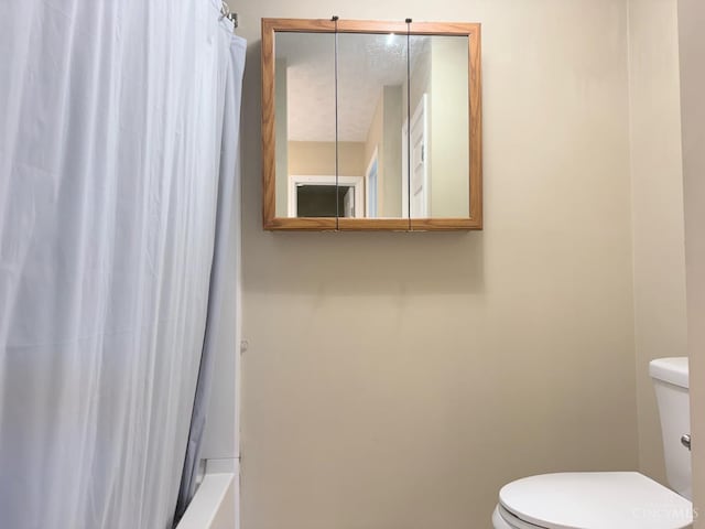 232 Choctaw Cir, Franklin, OH 45005 - bathroom with toilet and shower / tub combo