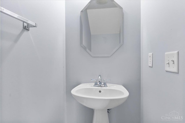 1441 Laurel Park Dr, Cincinnati, OH 45214 - bathroom featuring a sink