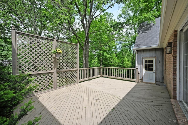 667 N Meadowcrest Cir, Springfield Twp, OH 45231 - view of deck