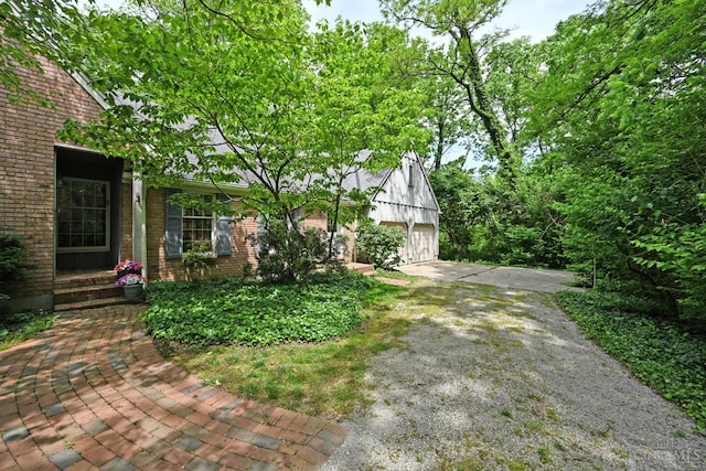 667 N Meadowcrest Cir, Springfield Twp, OH 45231 - view of yard with driveway