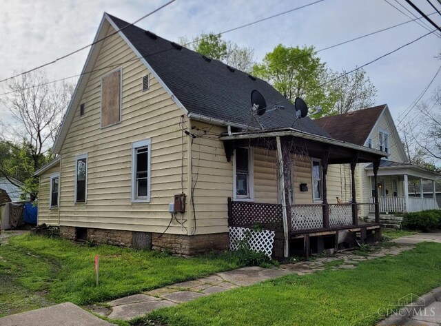 338 S Walnut St, Wilmington, OH 45177 - view of front of property with covered porch, roof with shingles, and a front lawn