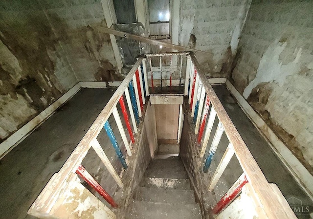 338 S Walnut St, Wilmington, OH 45177 - view of staircase