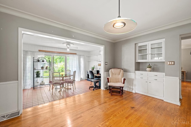 200 Santa Fe Rd, Middletown, OH 45042 - living area featuring crown molding and light wood-type flooring