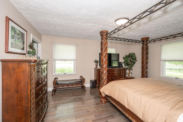 6290 Ludlum Rd, Salem Twp, OH 45152 - bedroom with wood finished floors, a textured ceiling, and baseboards