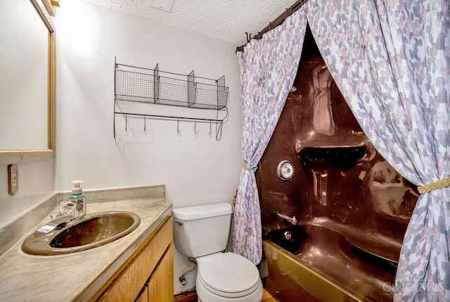 4723 Rosedale Rd, Middletown, OH 45042 - full bathroom featuring a textured ceiling, shower / bath combo, vanity, and toilet