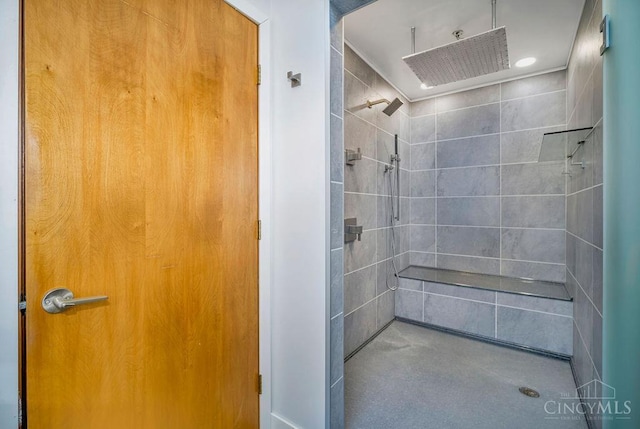 4723 Rosedale Rd, Middletown, OH 45042 - bathroom featuring tiled shower