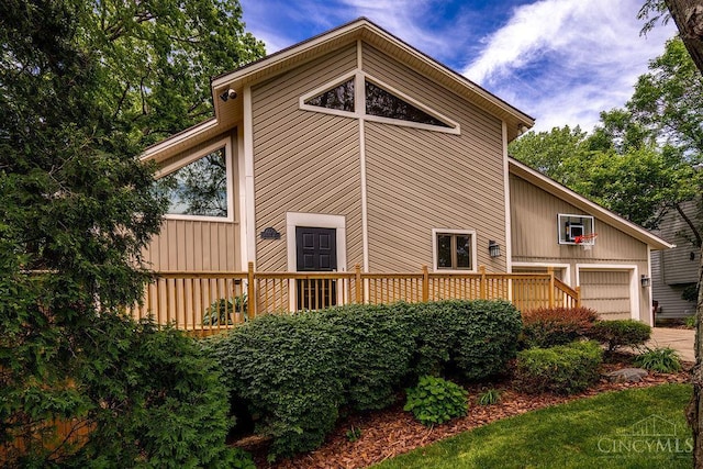 4723 Rosedale Rd, Middletown, OH 45042 - view of side of home featuring a garage