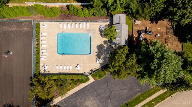 6872 Sandharbor Ct, Hamilton Twp, OH 45039 - drone / aerial view of a pool