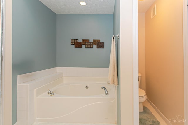 6260 Lake Front, Mason, OH 45040 - full bathroom featuring toilet, a bath, and a textured ceiling
