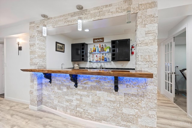 2489 Swings Corner Pt Isabel Rd, Tate Twp, OH 45106 - indoor wet bar with light wood-style floors and baseboards