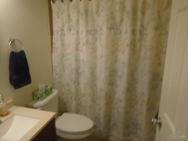 18 Blackwell Ct, Fairfield, OH 45014 - full bathroom featuring vanity, toilet, and a shower with curtain