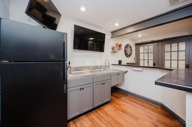 1171 Craig Ct, Hamilton Twp, OH 45039 - kitchen with freestanding refrigerator, light wood finished floors, recessed lighting, a sink, and baseboards