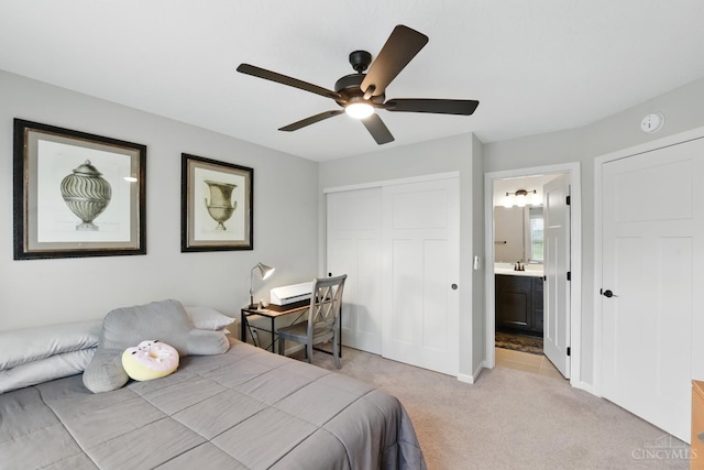 1387 Lake Run Dr, Turtle Creek Twp, OH 45036 - bedroom featuring light carpet, a closet, ensuite bath, a ceiling fan, and baseboards