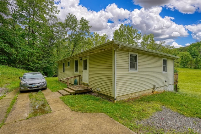 973 Umblebee Rd, Liberty Twp, OH 45613 - view of front of property with a front yard and driveway