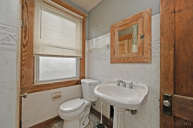 1917 Webman Ct, Cincinnati, OH 45223 - bathroom featuring tile walls and toilet