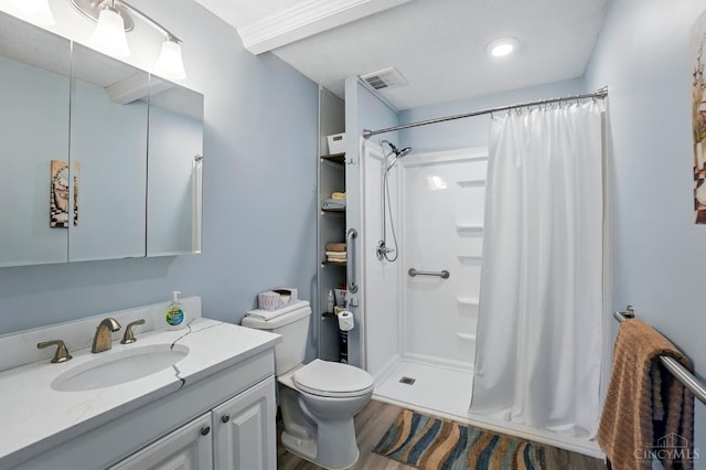 21 Garden Cir, Wilmington, OH 45177 - full bath featuring toilet, vanity, curtained shower, and wood finished floors