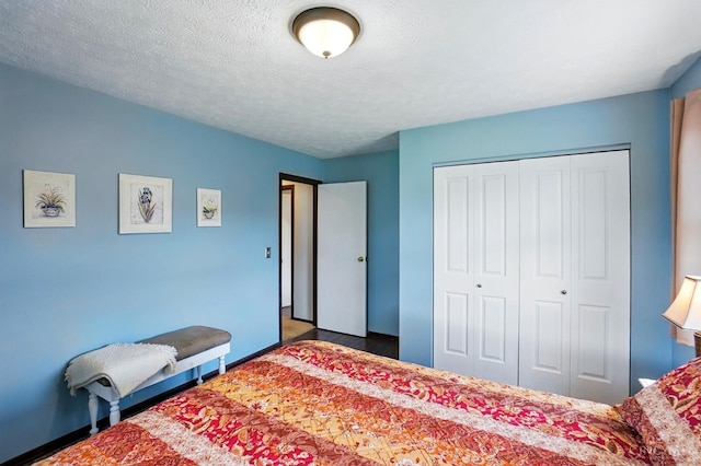 21 Garden Cir, Wilmington, OH 45177 - bedroom featuring a closet, a textured ceiling, and baseboards
