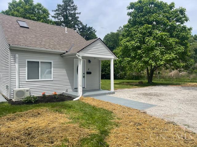 4 Cottage Ct, Anderson Twp, OH 45230 - bungalow featuring roof with shingles, a cooling unit, and a front yard