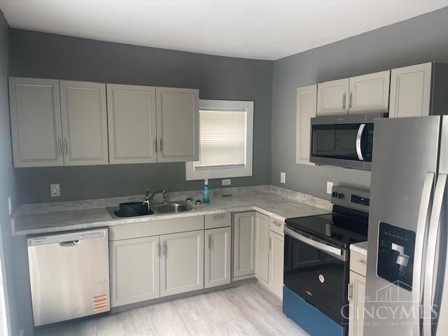 4 Cottage Ct, Anderson Twp, OH 45230 - kitchen featuring appliances with stainless steel finishes, a sink, and light countertops