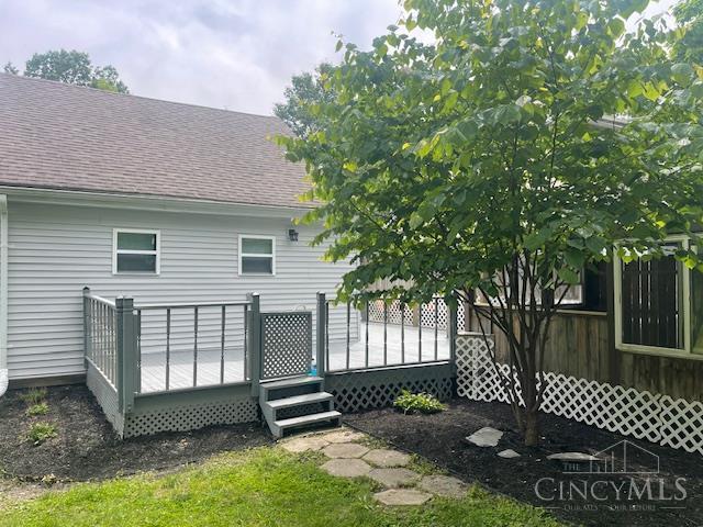 4 Cottage Ct, Anderson Twp, OH 45230 - rear view of property with roof with shingles and a wooden deck