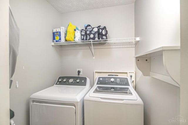 7638 Lake Pointe, Hamilton Twp, OH 45039 - laundry room featuring washer and dryer and a textured ceiling