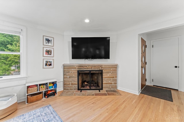6530 Cliff Ridge Ln, Columbia Twp, OH 45213 - living room featuring wood finished floors, a fireplace with flush hearth, baseboards, and recessed lighting