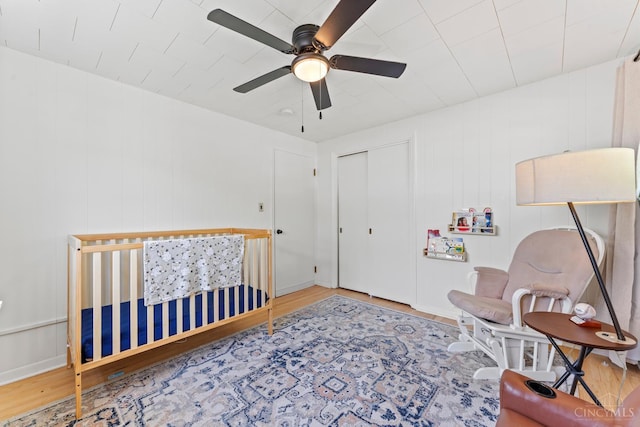 6530 Cliff Ridge Ln, Columbia Twp, OH 45213 - living area featuring wood finished floors and a ceiling fan