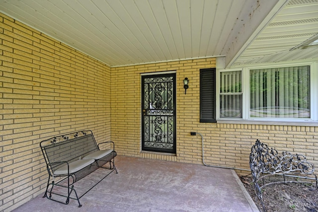 9660 N Dixie Hwy, Franklin Twp, OH 45005 - property entrance with brick siding and covered porch