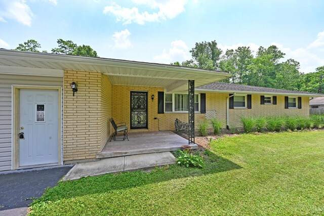 9660 N Dixie Hwy, Franklin Twp, OH 45005 - view of front of house with a front lawn, brick siding, and a porch