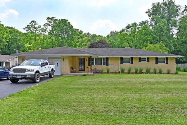 9660 N Dixie Hwy, Franklin Twp, OH 45005 - single story home featuring asphalt driveway, a front lawn, and brick siding