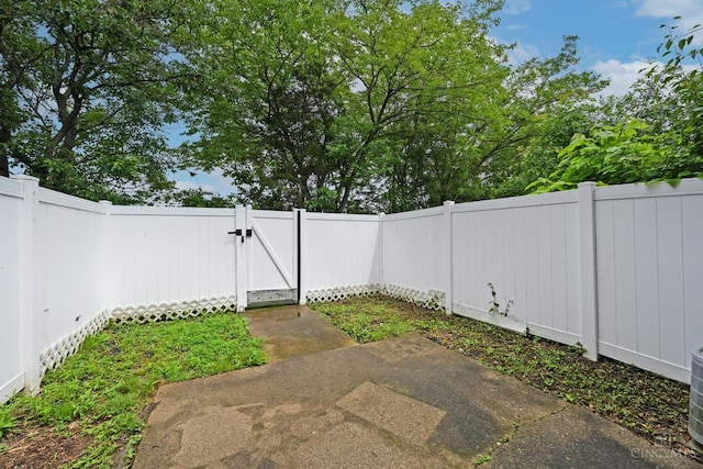 5 Spotswood Cmn, Union Twp, OH 45103 - fenced backyard with a gate and a patio area