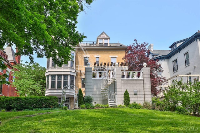 2334 Upland Pl, Cincinnati, OH 45206 - rear view of house featuring a lawn