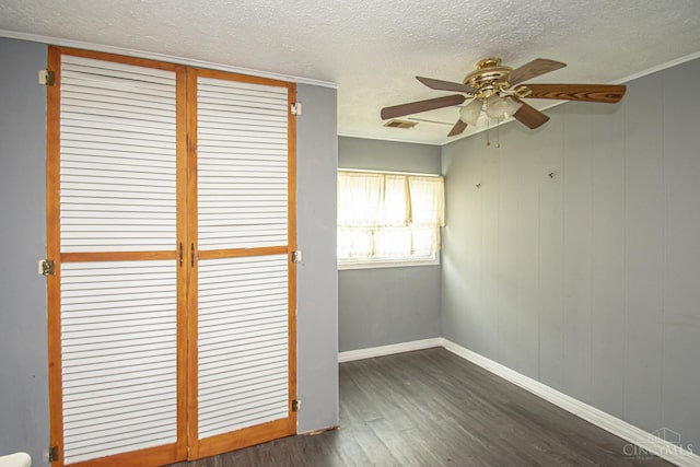 800 Richardson Dr, Middletown, OH 45042 - unfurnished bedroom with dark wood-style floors, a textured ceiling, a closet, baseboards, and a ceiling fan