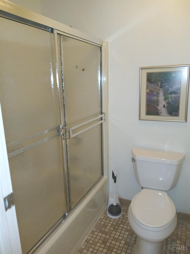 5292 Eaglesnest Dr Unit 41, Green Twp, OH 45248 - bathroom with baseboards, toilet, and enclosed tub / shower combo