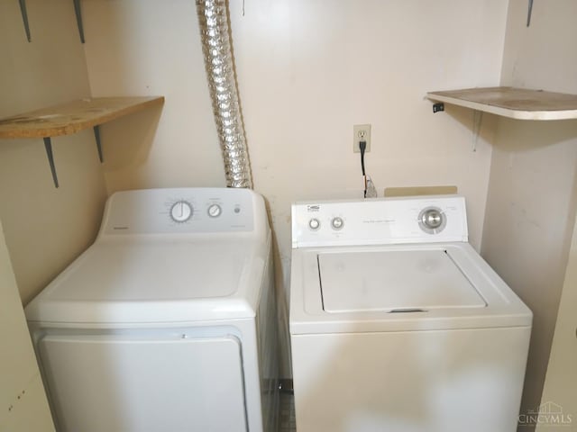 5292 Eaglesnest Dr Unit 41, Green Twp, OH 45248 - laundry room with washer and dryer