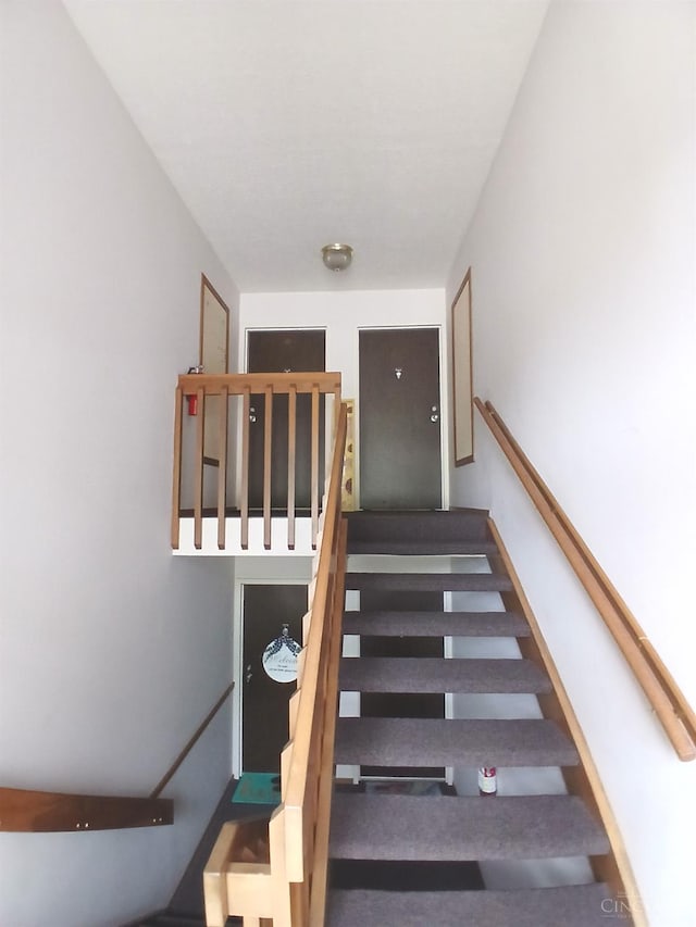 5292 Eaglesnest Dr Unit 41, Green Twp, OH 45248 - view of stairs