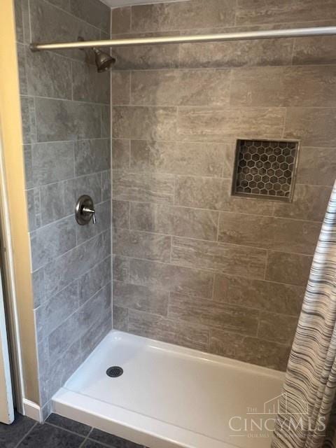 10730 Adventure Ln, Montgomery, OH 45242 - bathroom with a tile shower and tile patterned flooring