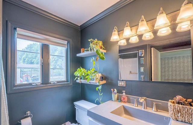 901 W Sunview Dr W, Hamilton, OH 45013 - bathroom featuring vanity and crown molding