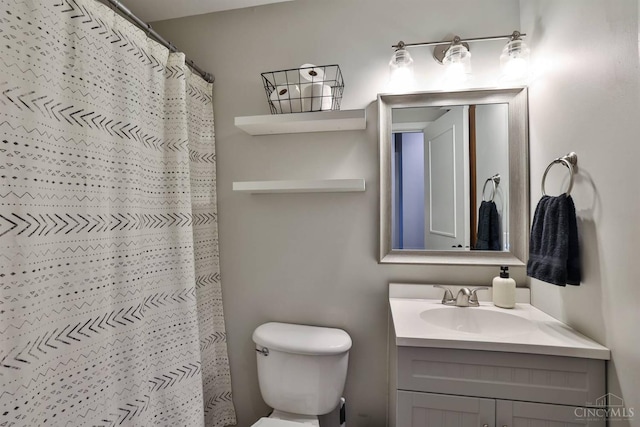 10569 Gloria Ave, Cincinnati, OH 45231 - full bath featuring vanity and a shower with curtain