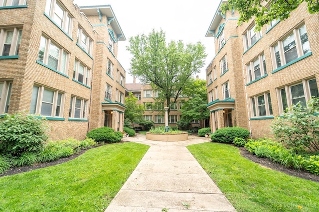 3896 Reading Rd Unit M, Cincinnati, OH 45229 - surrounding community featuring a lawn