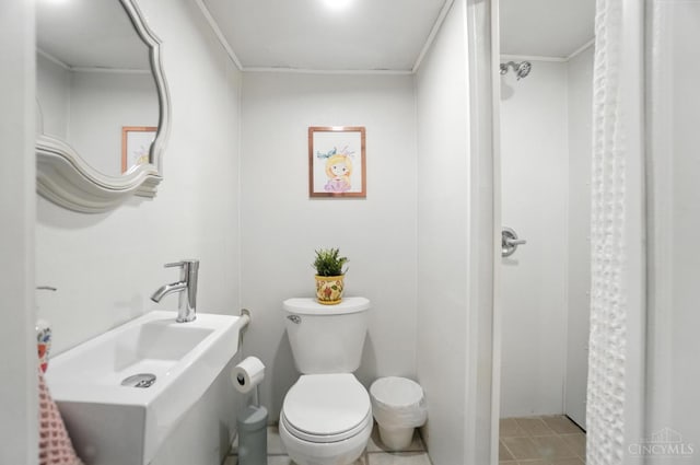3862 Settle Rd, Mariemont, OH 45227 - bathroom featuring crown molding and a shower with curtain