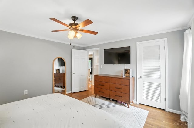 3862 Settle Rd, Mariemont, OH 45227 - bedroom with light wood finished floors, crown molding, ceiling fan, and a closet
