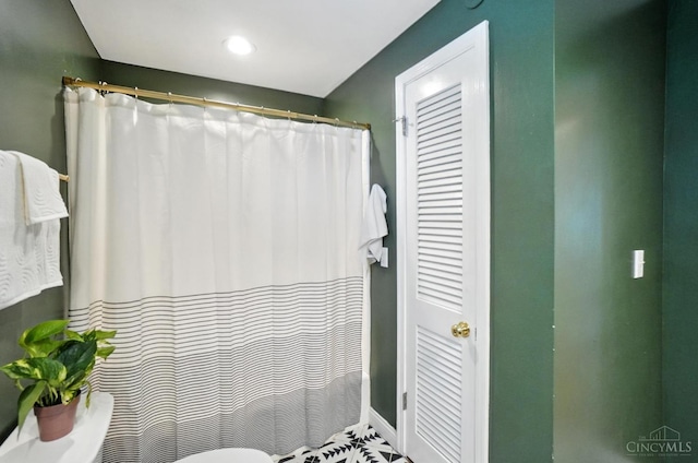 3862 Settle Rd, Mariemont, OH 45227 - full bath featuring curtained shower and recessed lighting