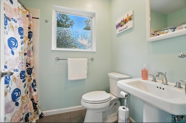 6159 Tulane Rd, Cincinnati, OH 45212 - full bathroom featuring a shower with shower curtain and tile patterned floors