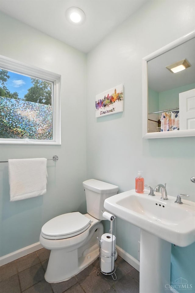 6159 Tulane Rd, Cincinnati, OH 45212 - full bathroom featuring toilet and a shower with curtain