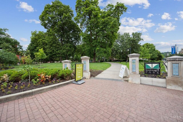 1150 Vine St Unit 15, Cincinnati, OH 45202 - view of community featuring a lawn and view of wooded area